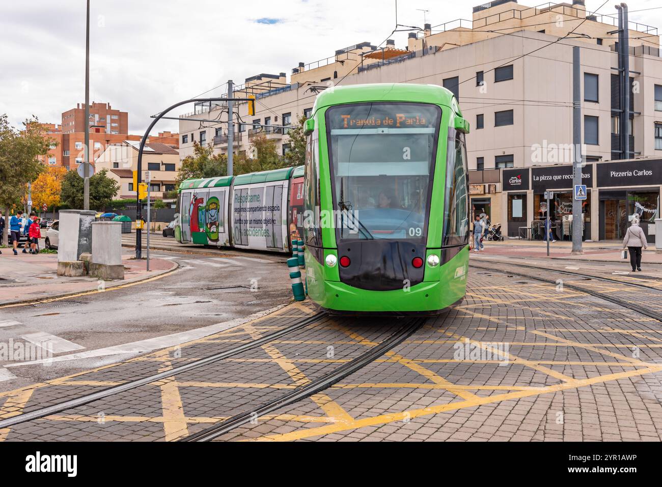I binari del tram condividono lo spazio con altri veicoli, come automobili e biciclette Foto Stock