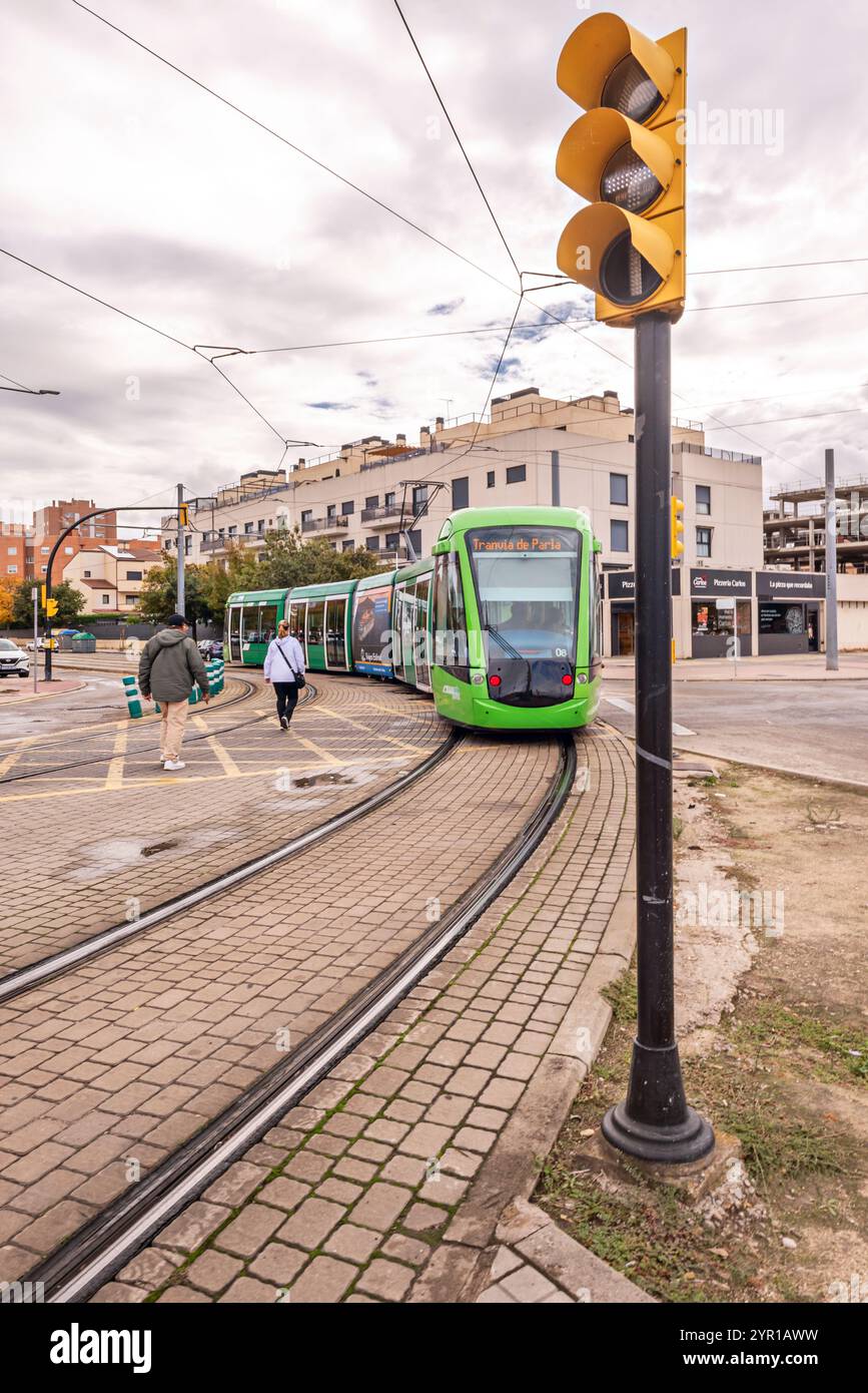 I tram si integrano perfettamente nel paesaggio urbano e possono rivitalizzare quartieri e aree commerciali Foto Stock