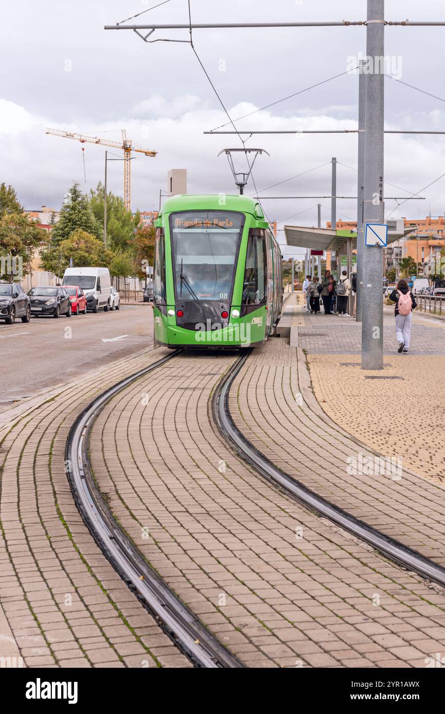 I tram di solito offrono un viaggio confortevole e tranquillo, con ampi spazi e fermate accessibili Foto Stock
