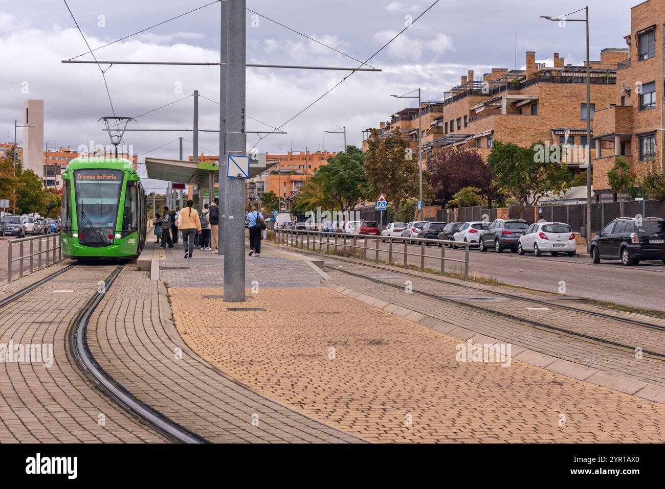 I tram possono trasportare un gran numero di passeggeri in un piccolo spazio, rendendoli molto efficienti in termini di occupazione dello spazio pubblico Foto Stock