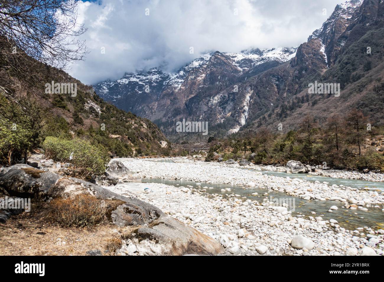 Scenari lungo il campo base di Kangchenjunga (Kanchenjunga), trekking, Ghunsa, Nepal Foto Stock