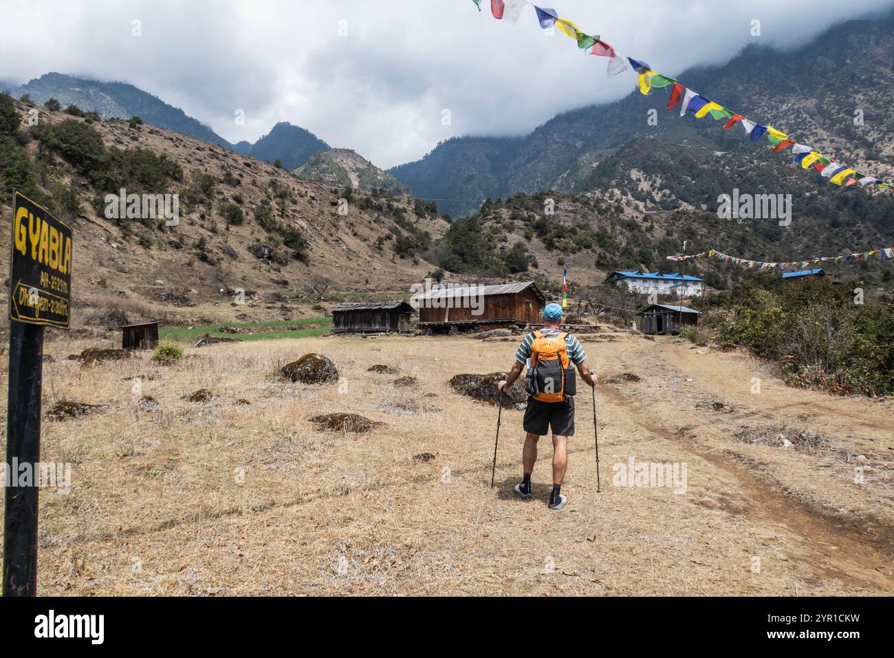 Dirigiti verso le montagne sul campo base di Kangchenjunga (Kanchenjunga), fai trekking, Ghunsa, Nepal Foto Stock