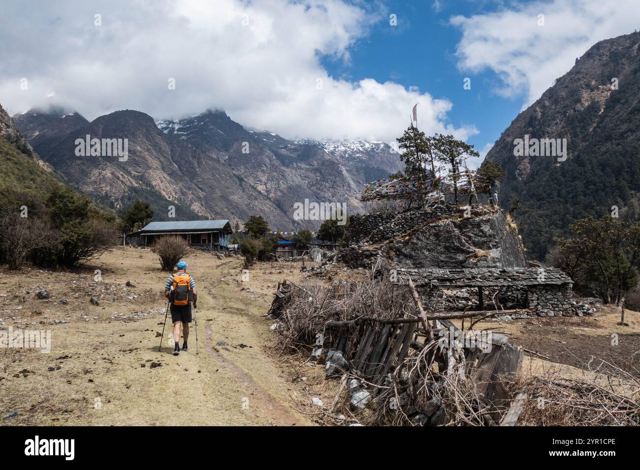 Dirigiti verso le montagne sul campo base di Kangchenjunga (Kanchenjunga), fai trekking, Ghunsa, Nepal Foto Stock