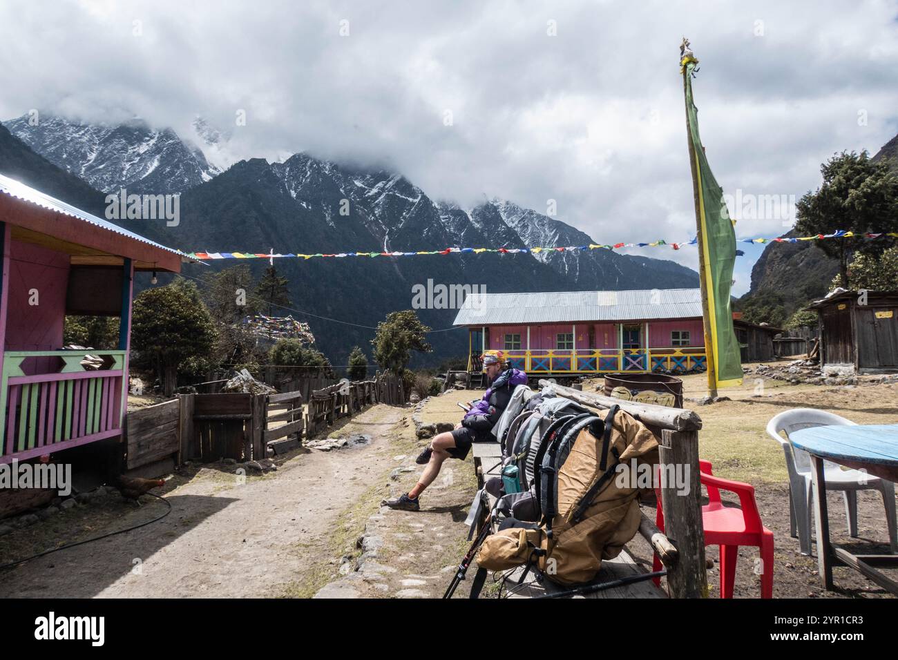 Pausa da tè sul trekking Kangchenjunga (Kanchenjunga), Ghunsa, Nepal Foto Stock