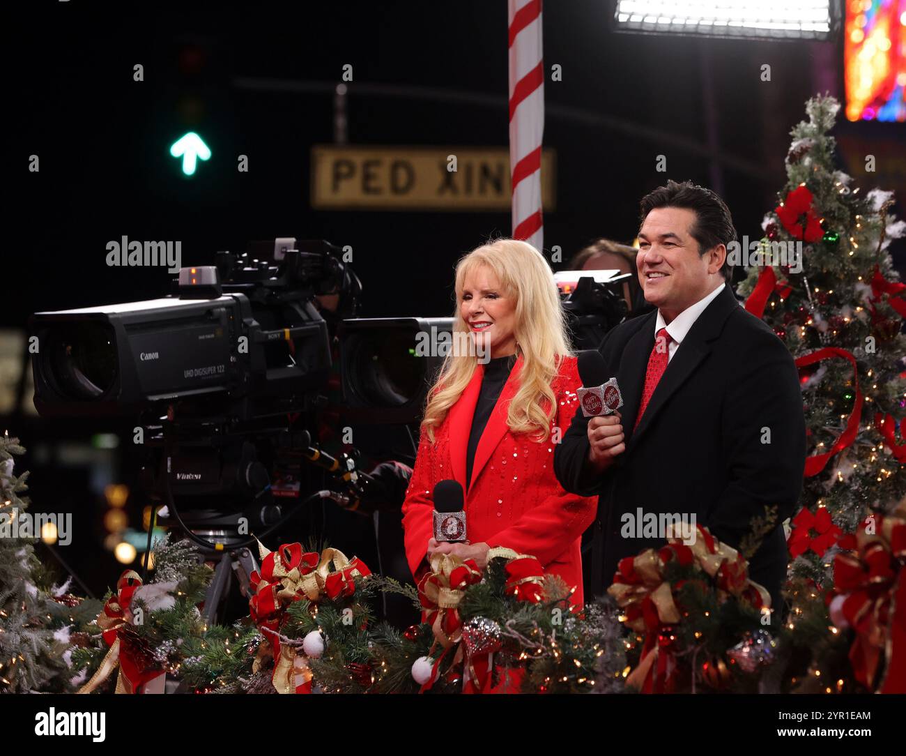 Los Angeles, Stati Uniti. 1 dicembre 2024. Laura McKenzie e Dean Cain partecipano alla 92a sfilata annuale di Natale di Hollywood a Los Angeles domenica 1 dicembre 2024. Foto di Greg Grudt/UPI credito: UPI/Alamy Live News Foto Stock