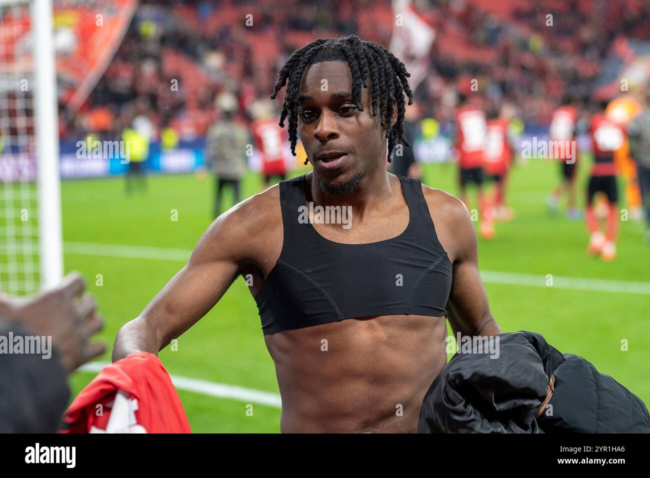 26.11.2024, Fussball: UEFA Champions League, Saison 2024/2025, Spieltag 05, Bayer 04 Leverkusen - FC Salzburg in der BayArena a Leverkusen. JEREMIE Frimpong (Bayer 04 Leverkusen, #30) gibt sein Trikot einem fan. Foto: Kirchner-Media/TH Foto Stock