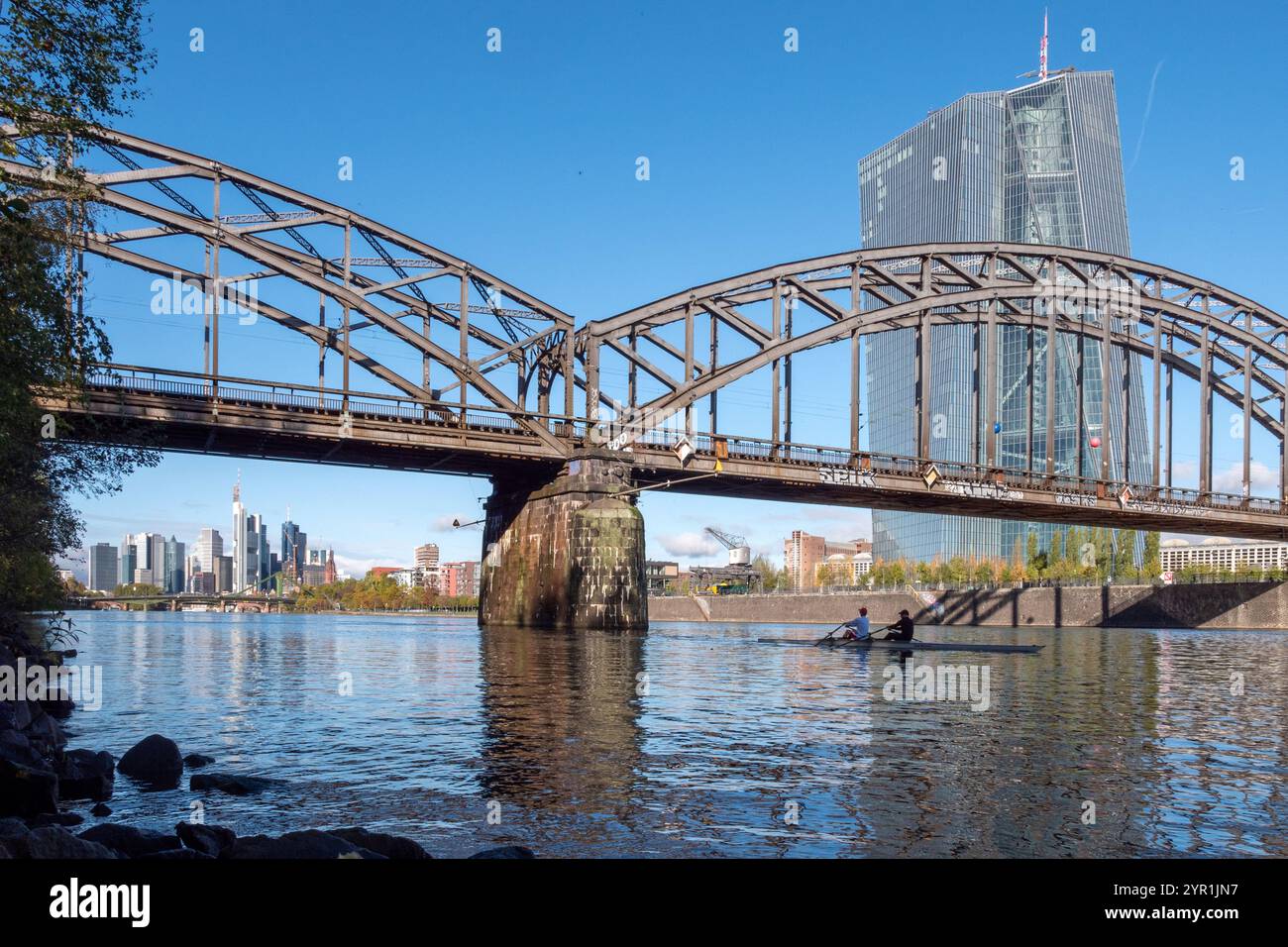 Ponte ferroviario e pedonale sul meno, che conduce alla stazione est di Francoforte Foto Stock