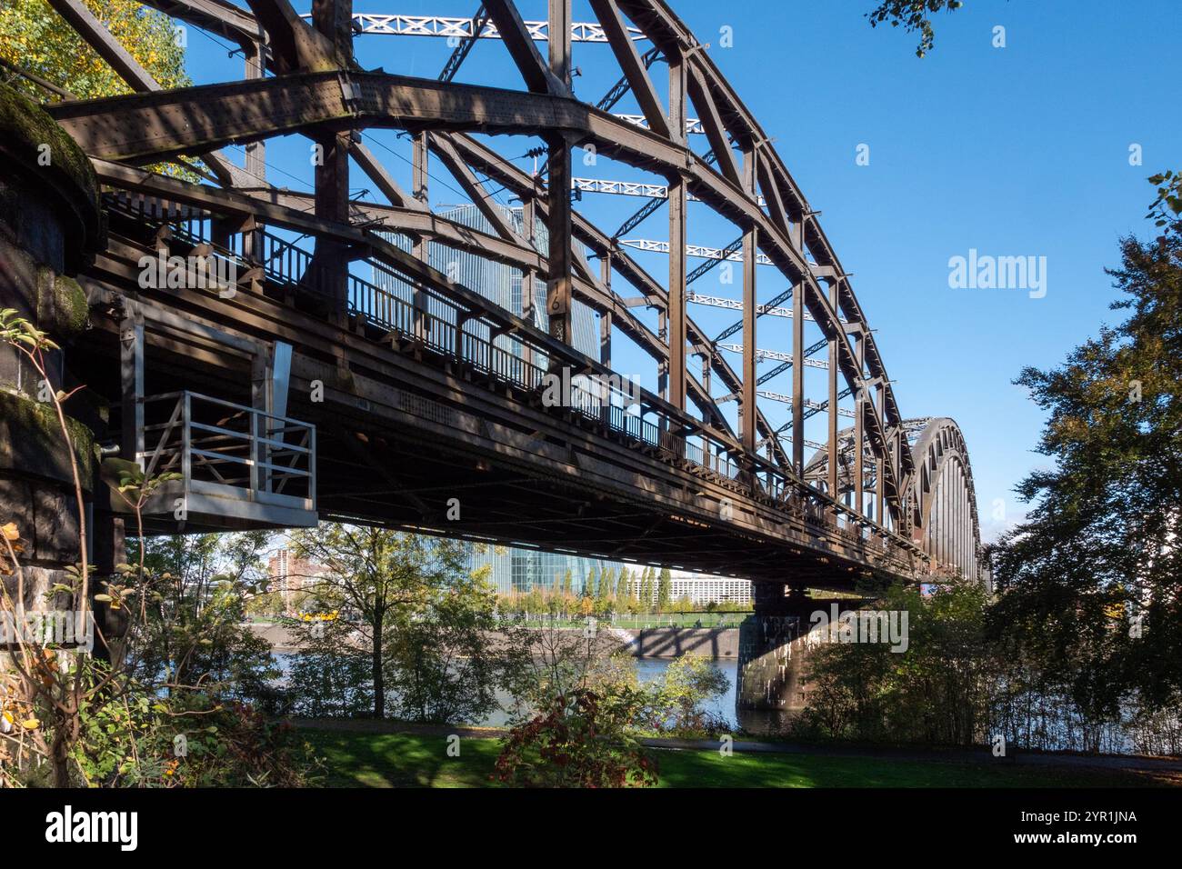 Ponte ferroviario e pedonale sul meno, che conduce alla stazione est di Francoforte Foto Stock