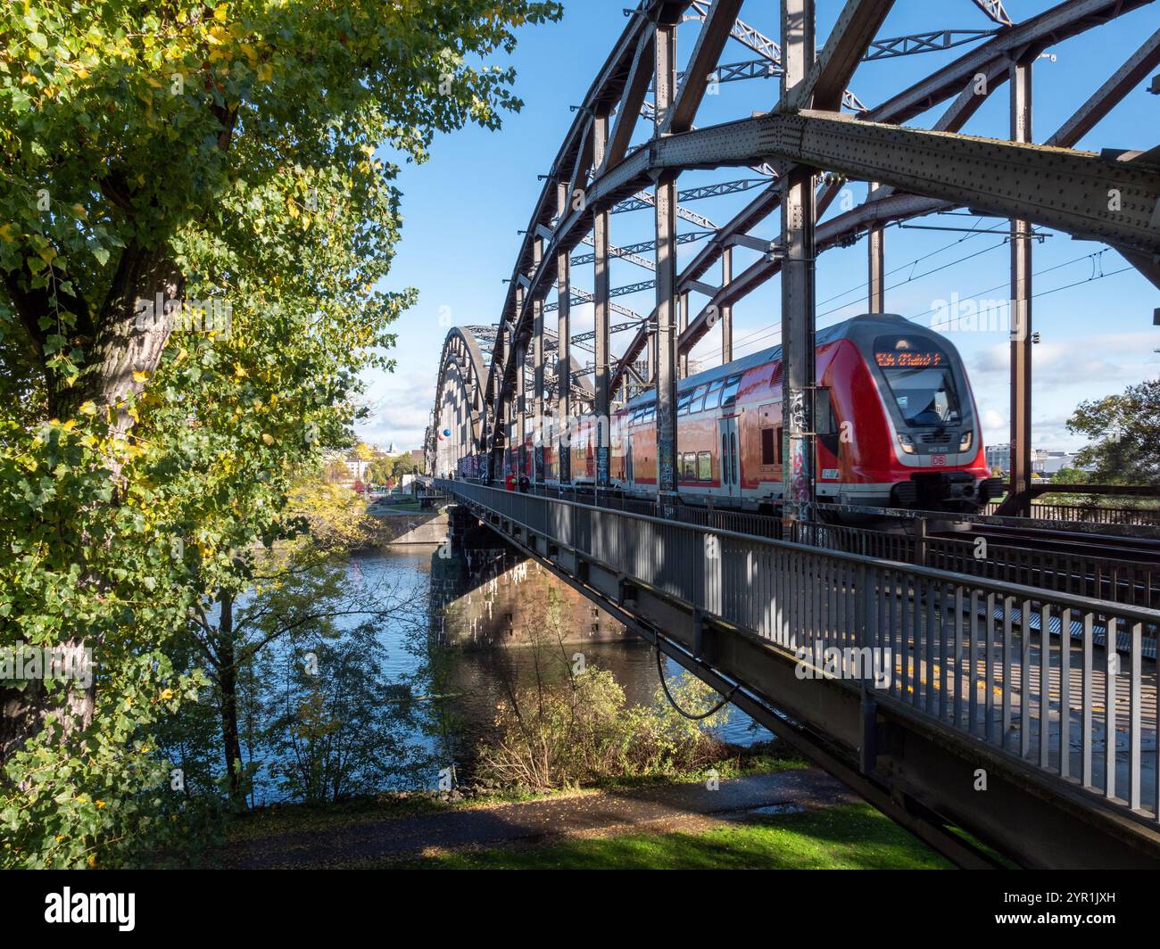 Ponte ferroviario e pedonale sul meno, che conduce alla stazione est di Francoforte Foto Stock