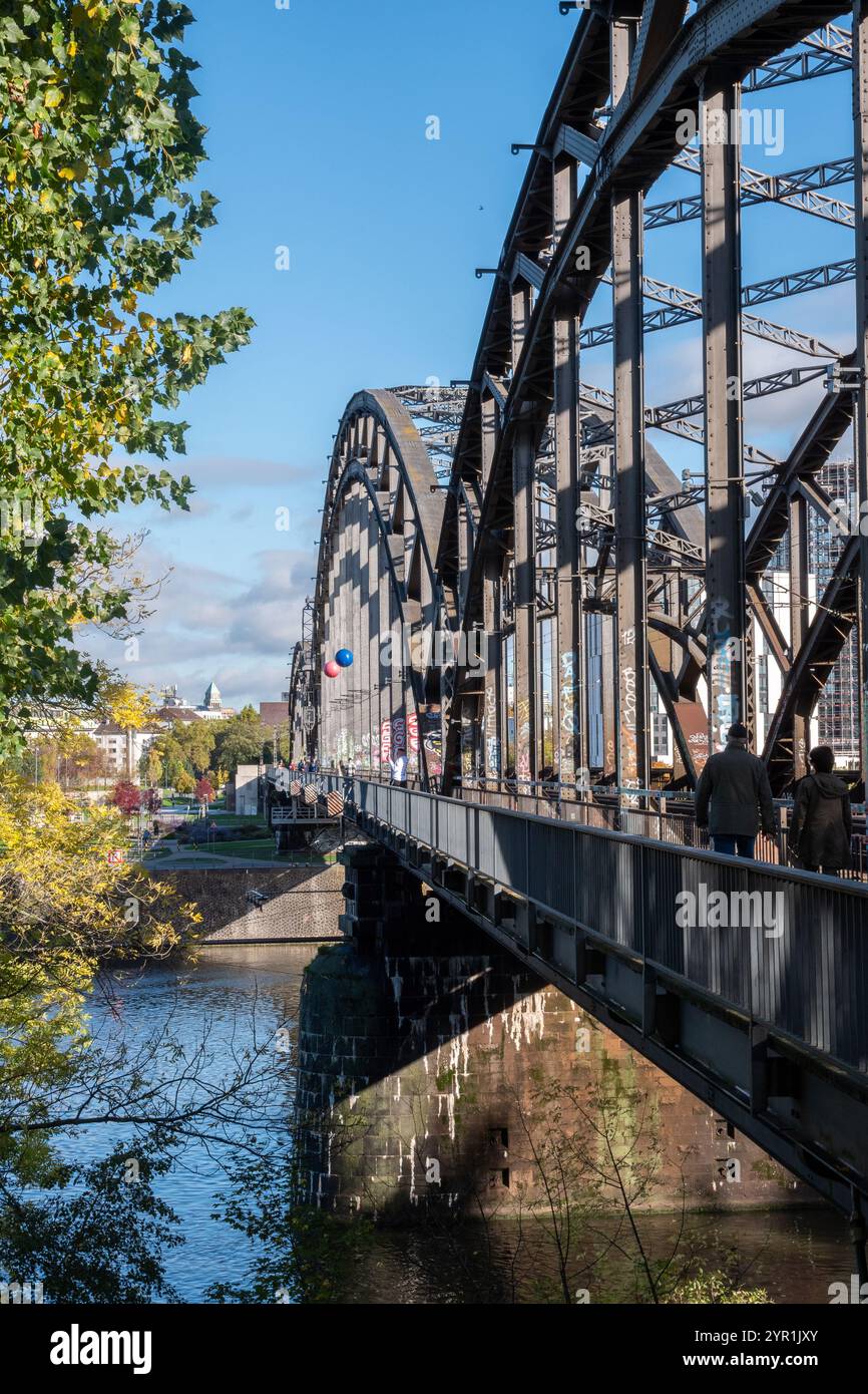 Ponte ferroviario e pedonale sul meno, che conduce alla stazione est di Francoforte Foto Stock
