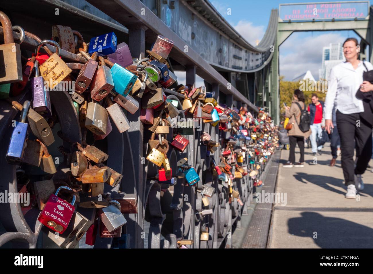 Chiuse su Eiserner Steg (ponte pedonale di ferro), Francoforte, Germania Foto Stock