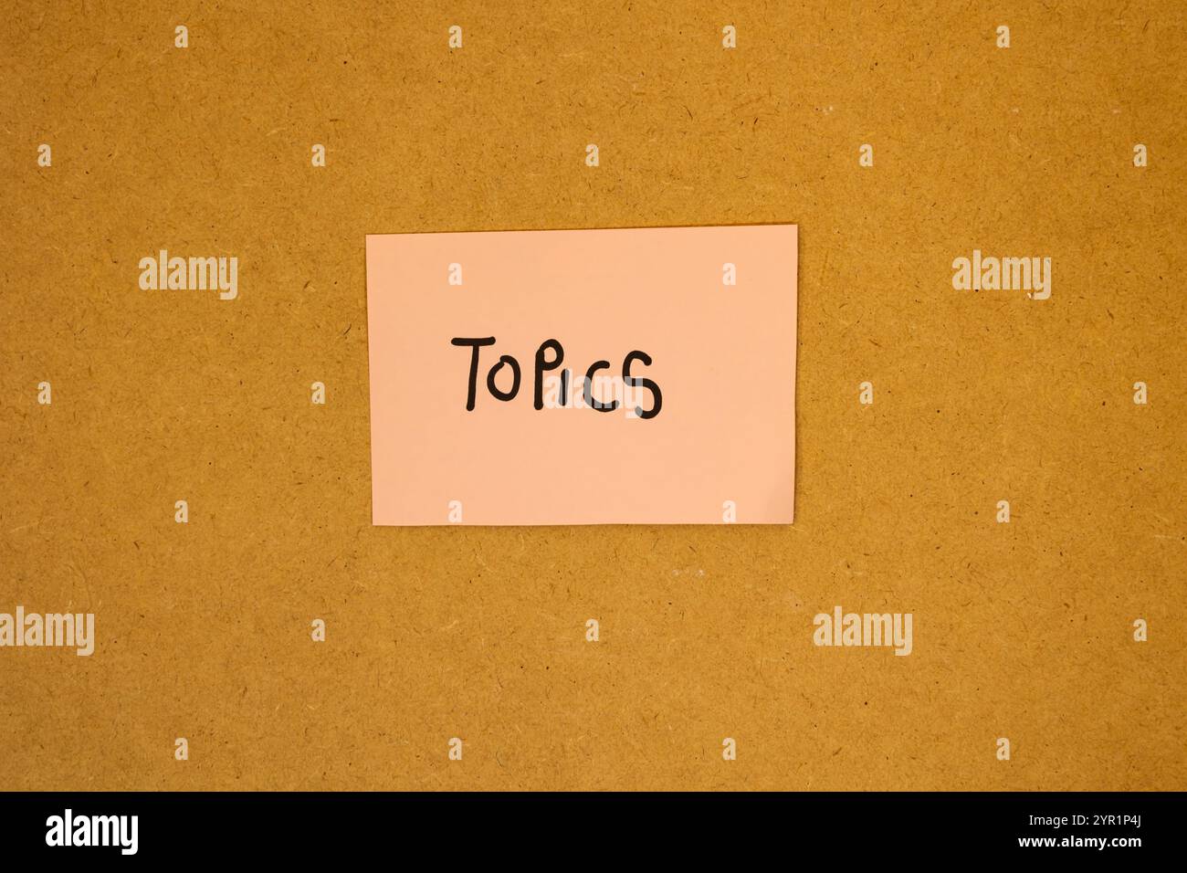 Concetto di nota rosa attaccata su una lavagna con messaggio di argomenti Foto Stock