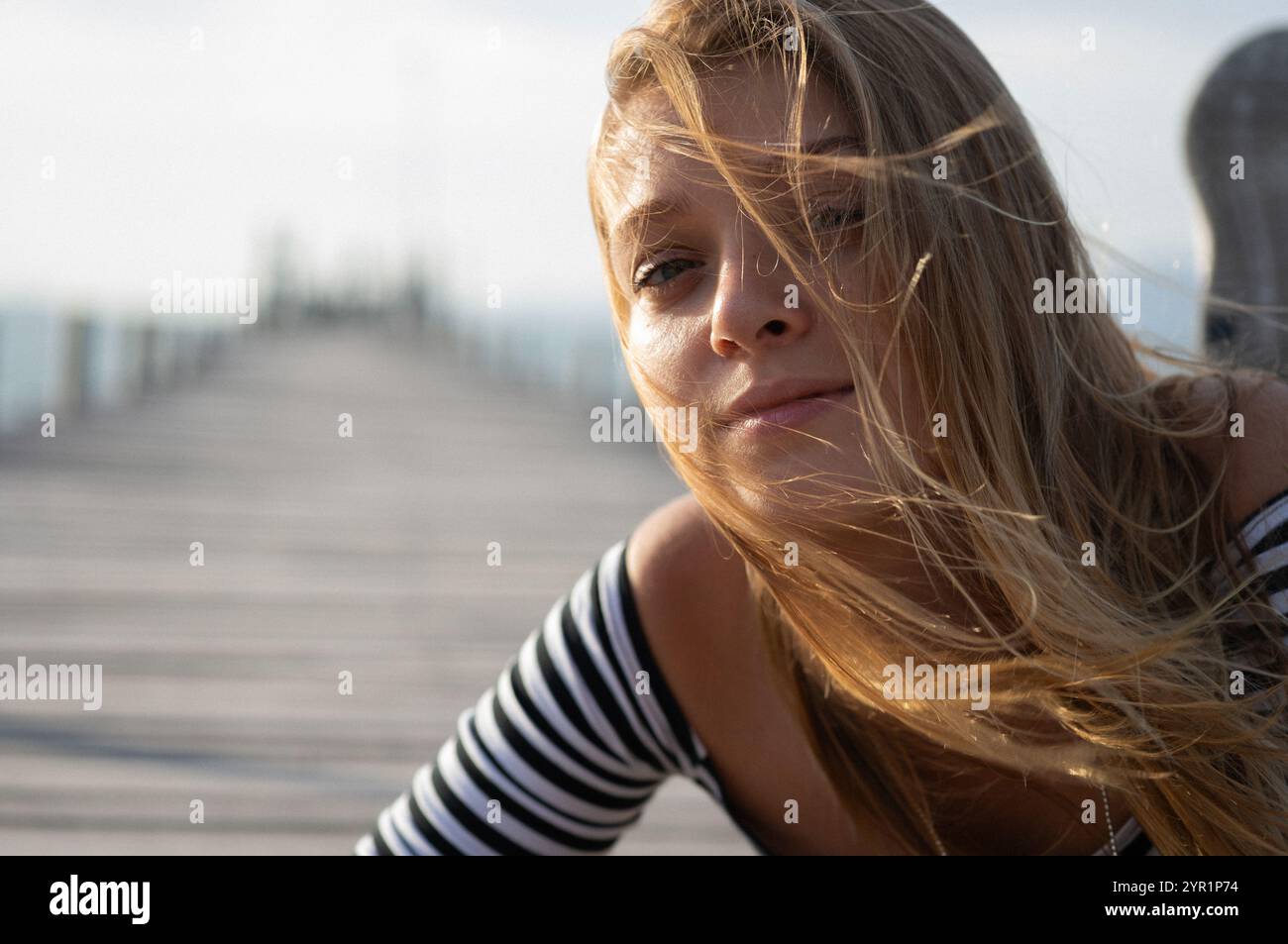 Donna che giace sul molo Foto Stock