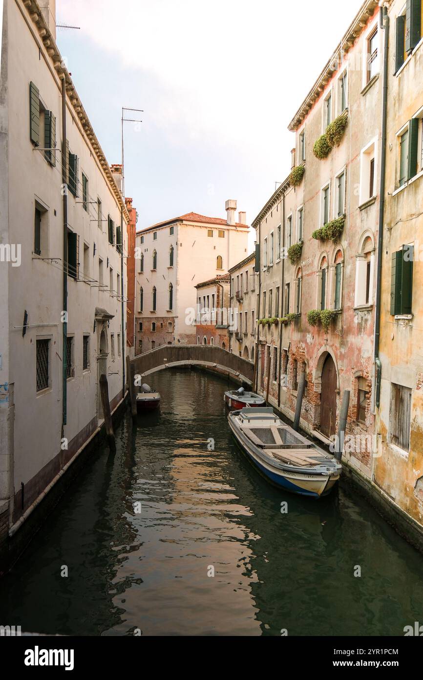 Un canale tranquillo con barche ed edifici a Venezia. Foto Stock Un canale tranquillo con barche ed edifici a Venezia. Foto Stock