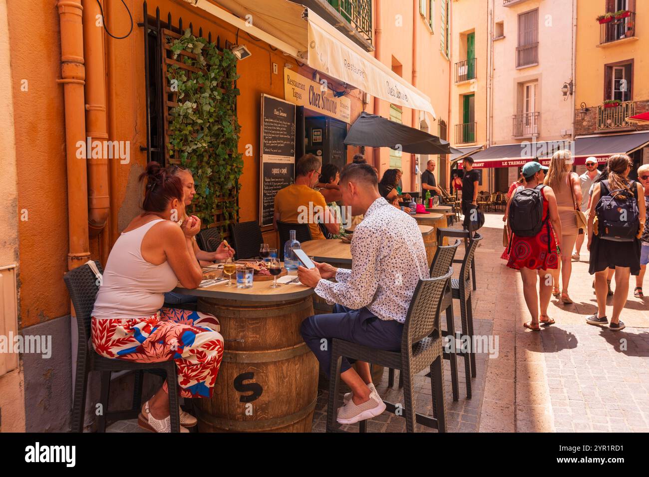 Pavement Cafe bar nel centro storico di Collioure, Pirenei orientali, Roussillon, Occitanie, Francia, Europa Foto Stock