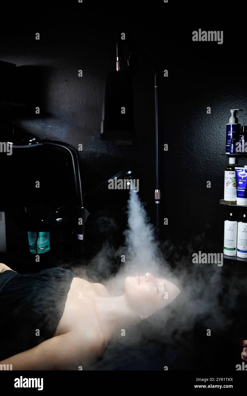 Donna sottoposta a un trattamento viso rilassante a vapore in un setti spa Foto Stock