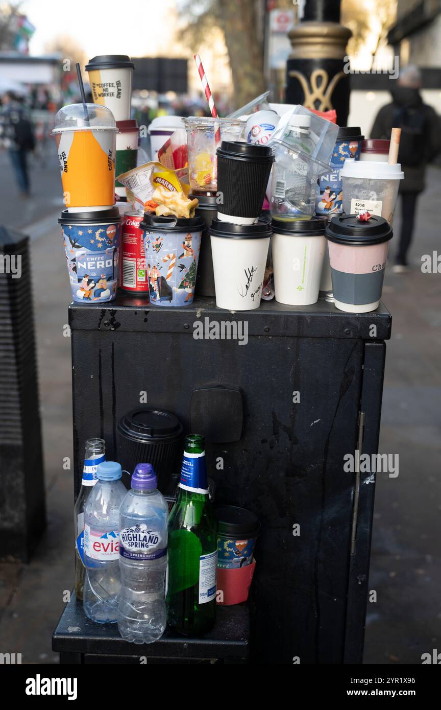 Il 30 novembre 2024, dopo una dimostrazione, i rifiuti partirono a Whitehall Foto Stock