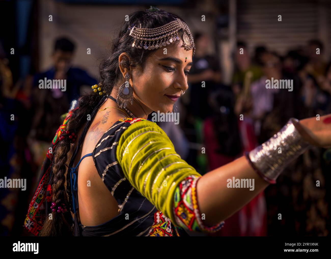 Donna che partecipa a una danza Garba tradizionale, Udaipur, Rajasthan, India Foto Stock
