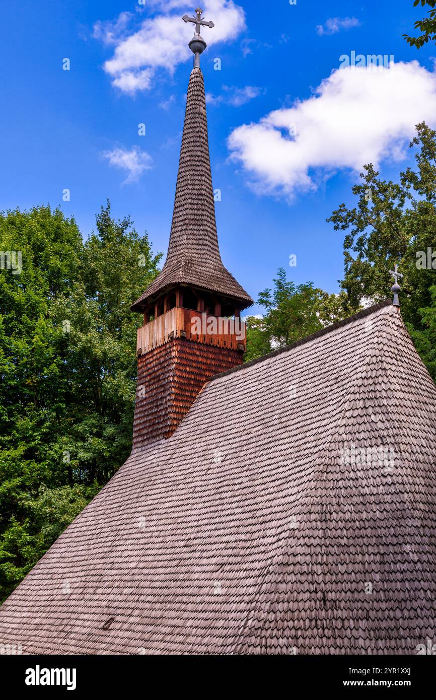 Tradizionale chiesa rurale rumena in legno, Museo ASTRA, Sibiu, Transilvania, Roma Foto Stock