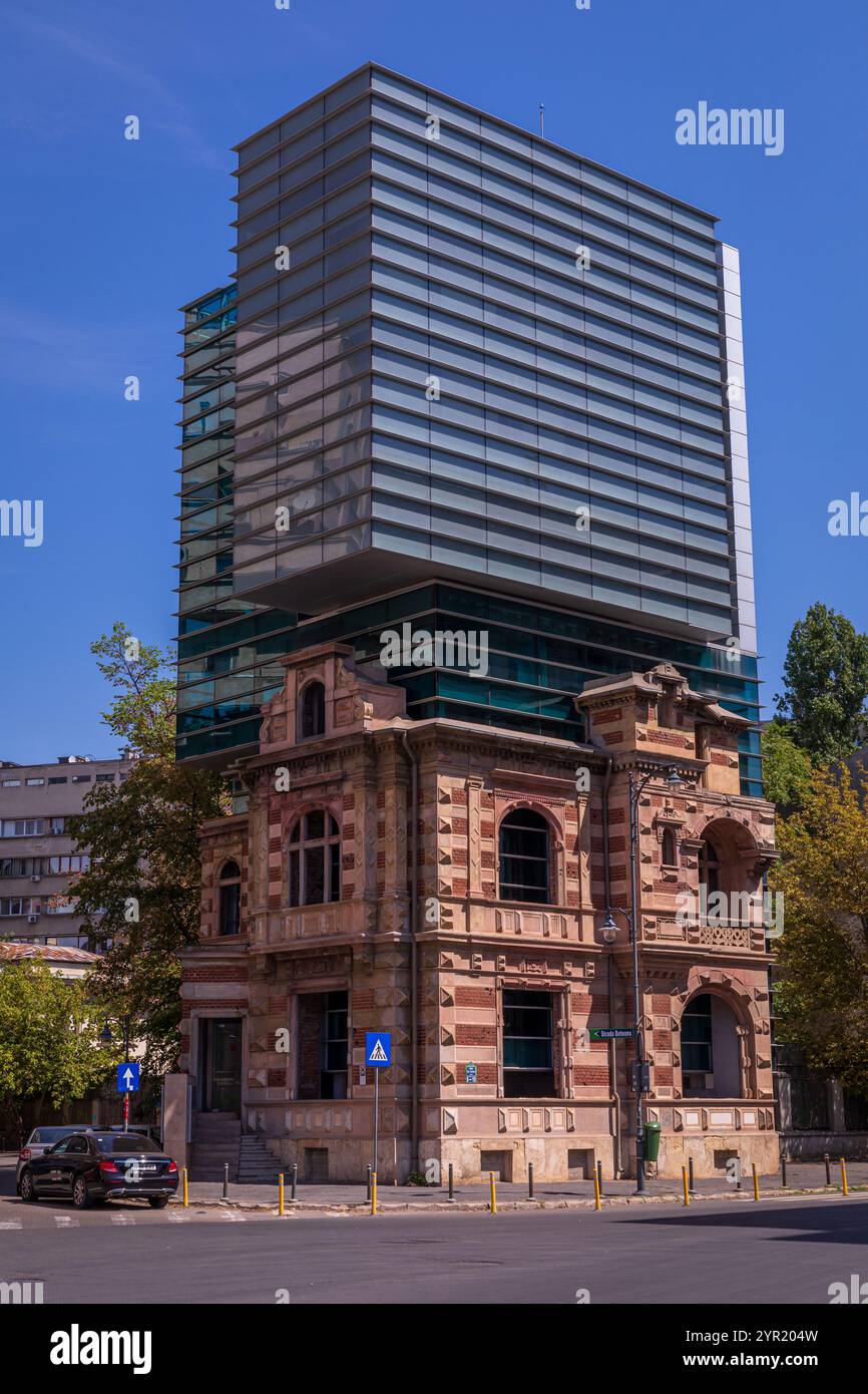 Paucescu House, un mix di vecchio e nuovo, Bucarest, Romania Foto Stock