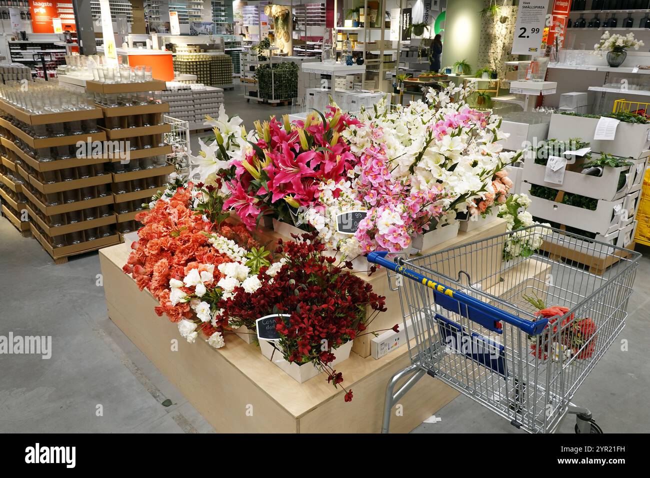 Fiori artificiali in un negozio Foto Stock