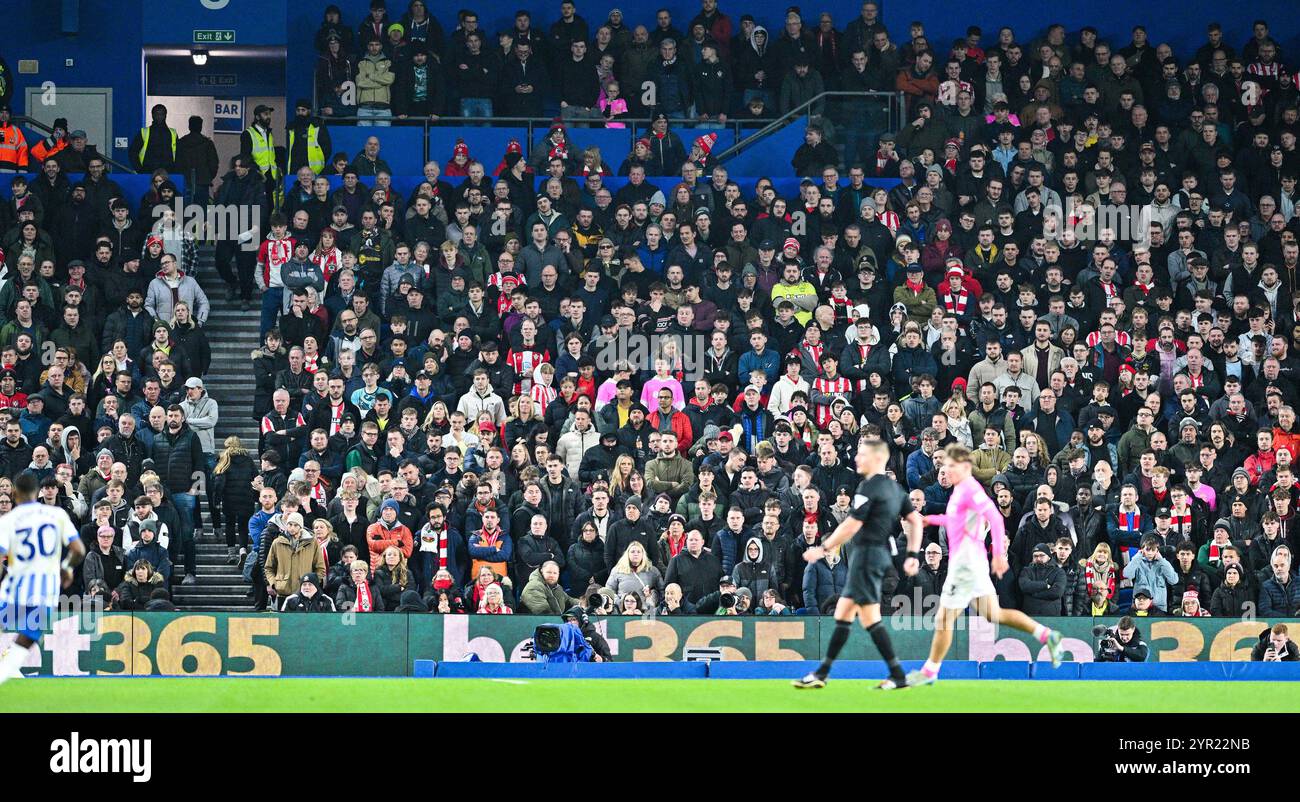 Tifosi del Southampton durante la partita di Premier League tra Brighton e Hove Albion e Southampton all'American Express Stadium di Brighton, Regno Unito - 29 novembre 2024 - foto Simon Dack / Telephoto Images solo uso editoriale. Niente merchandising. Per le immagini di calcio si applicano restrizioni fa e Premier League inc. Non è consentito l'utilizzo di Internet/dispositivi mobili senza licenza FAPL. Per ulteriori dettagli, contattare Football Dataco Foto Stock