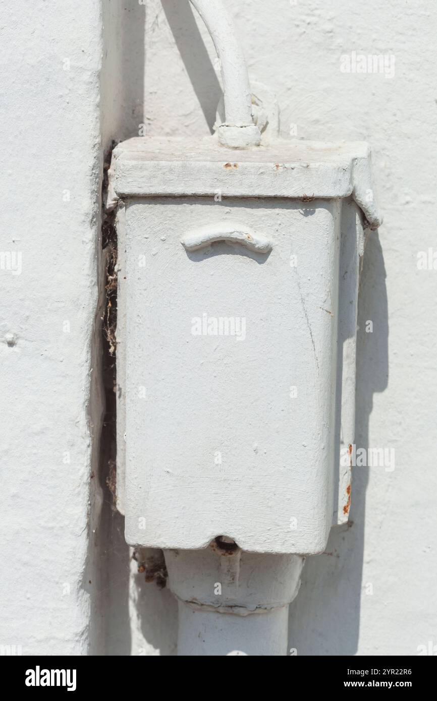 Scatola di distribuzione bianca su un muro di casa bianca, distributore di elettricità, Germania Foto Stock