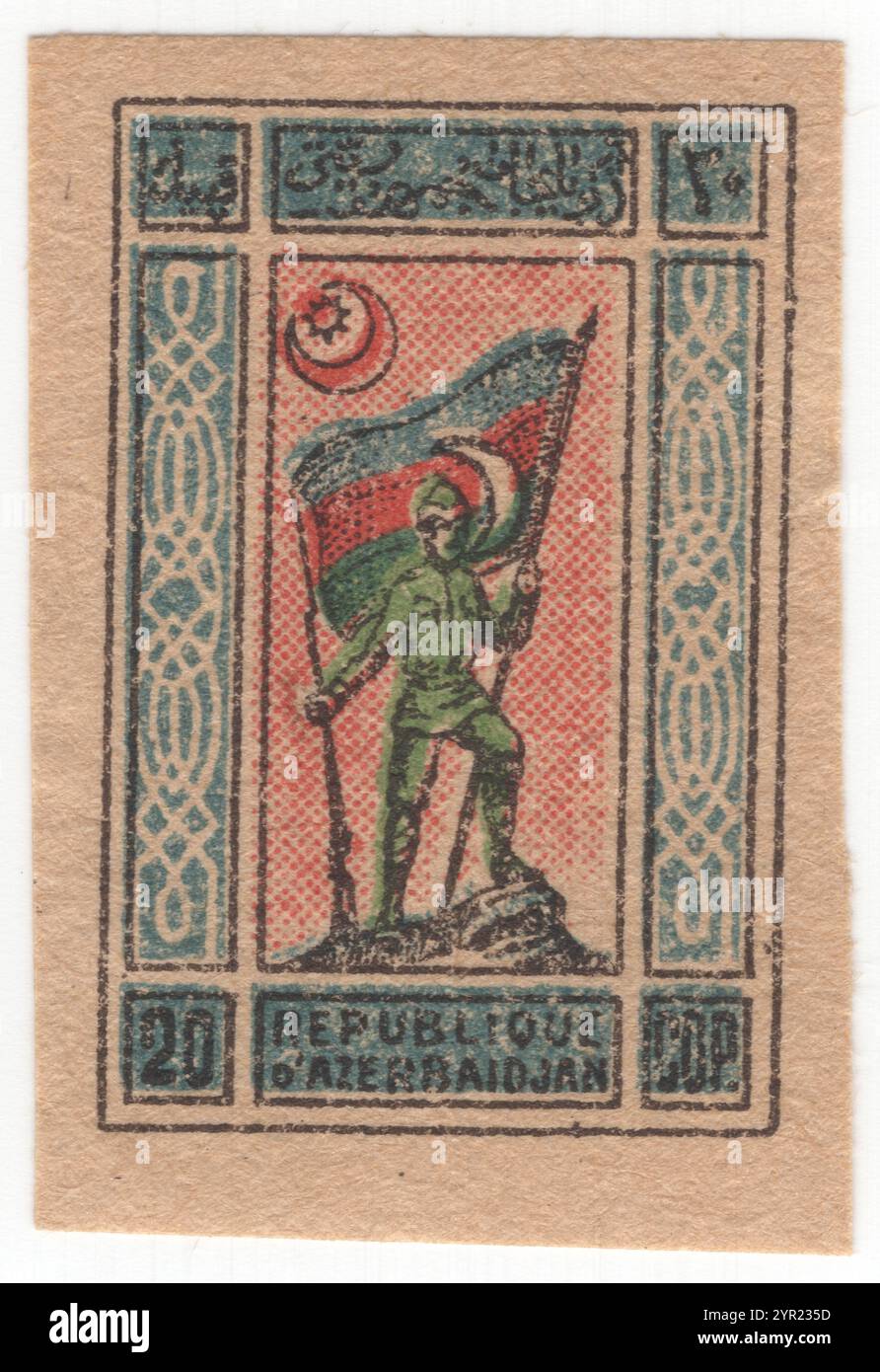 AZERBAIGIAN — 1919: 20 cofanetti francobolli multicolore della Repubblica Nazionale raffiguranti opere d'arte allegoria Standard Bearerю Un soldato in uniforme militare con un fucile detiene una bandiera nazionale. La Repubblica Democratica dell'Azerbaigian proclamò la sua indipendenza dalla Repubblica Federativa Democratica Transcaucasica nel 1918 e divenne il primo stato laico democratico a maggioranza musulmana. Nel 1920, il paese fu annesso all'Unione Sovietica come RSS dell'Azerbaigian. I francobolli dell'Azerbaigian furono sostituiti nel 1923 da quelli delle Repubbliche federate transcaucasiche Foto Stock