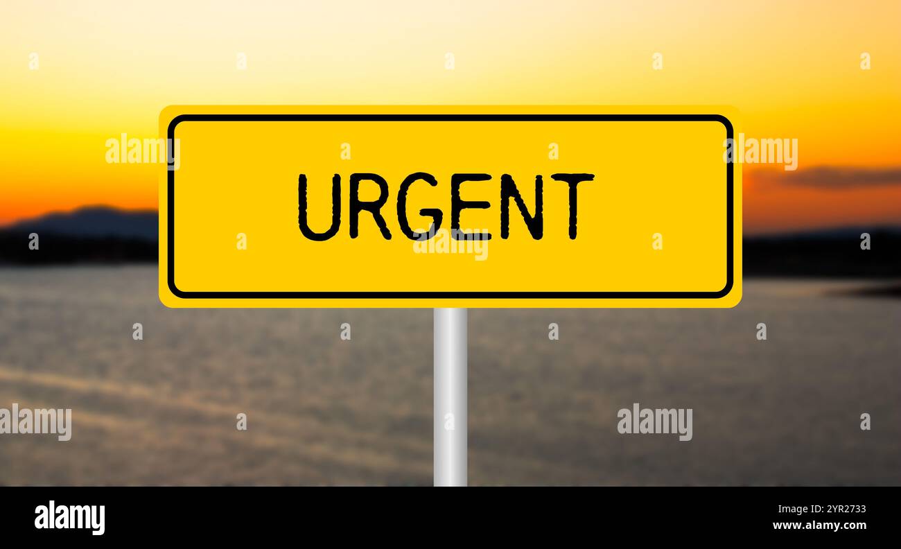 Messaggio urgente scritto su un cartello giallo con sfondo sfocato sul lago. Simbolo di parola urgente concettuale. Copia spazio. Foto Stock