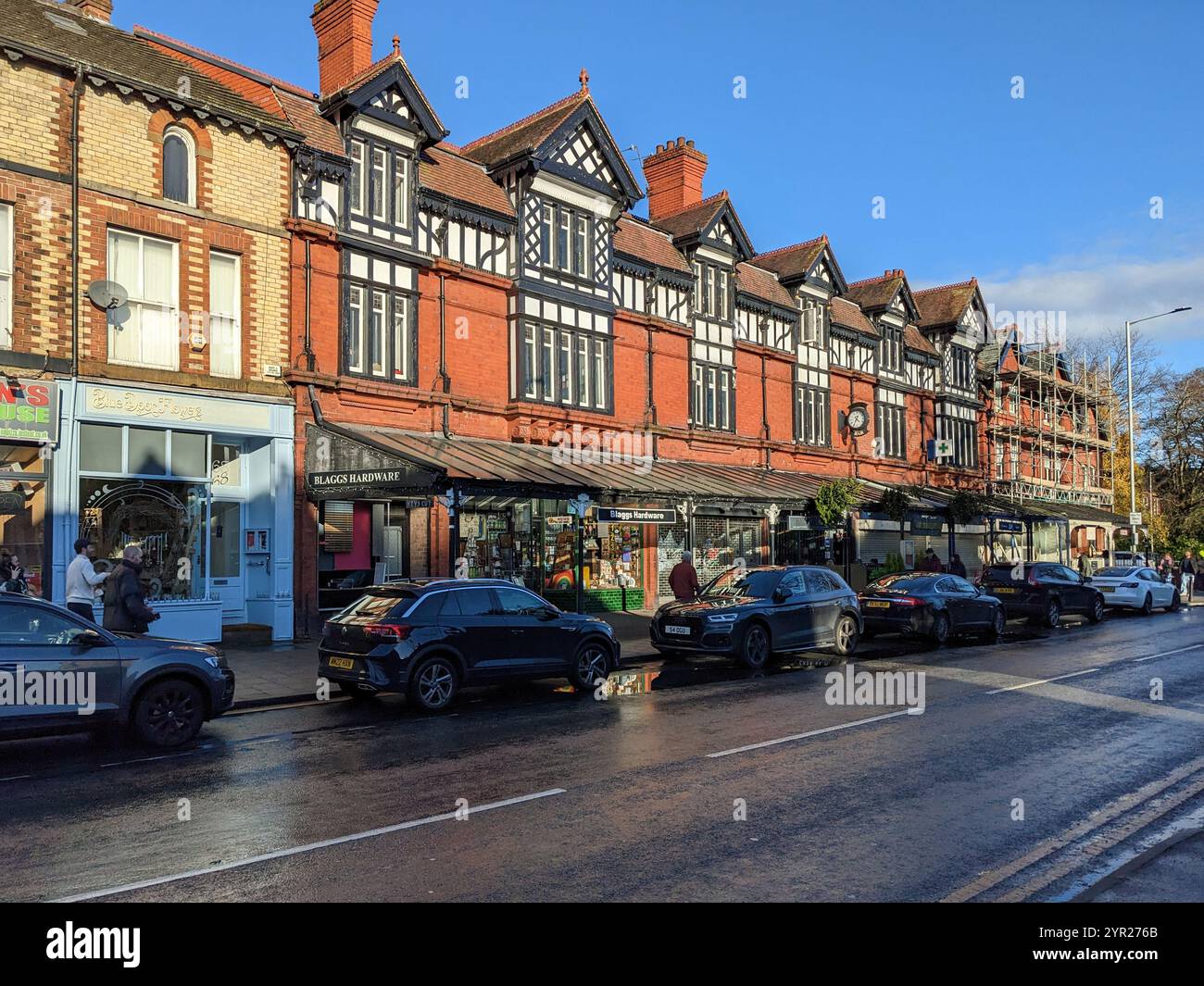 Parata vittoriana di Heaton Moor con negozi in legno. Stockport, Greater Manchester Foto Stock