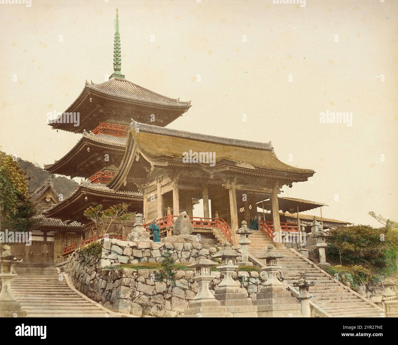 Porta d'ingresso del tempio Kiyomidzu. Japan Archive Photograph, albumen Silver print, a mano, circa 1865 Foto Stock