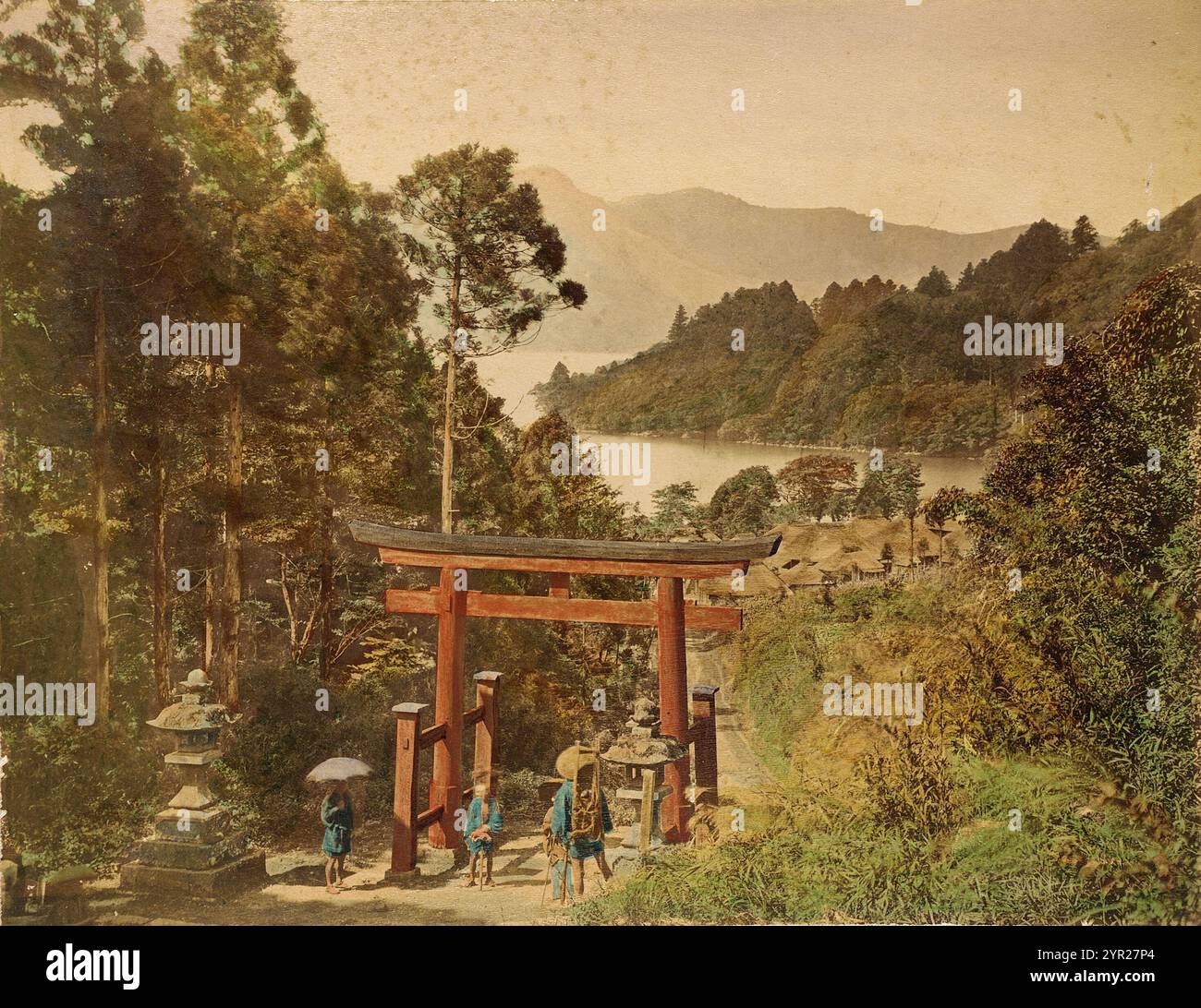Lago Hakone. Gente in piedi a Tori Gate sulla strada per il villaggio. Japan Archive Photograph, albumen Silver print, a mano, circa 1865 Foto Stock