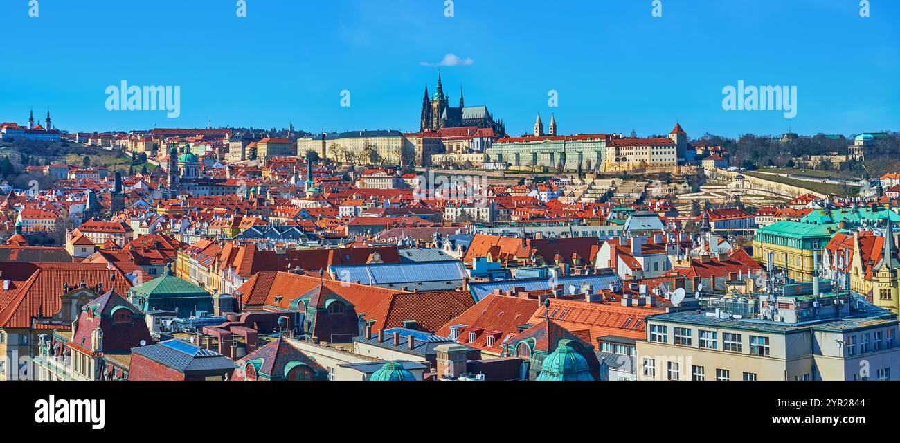 Panorama della vecchia Praga con tetti di tegole rosse, il Castello di Praga e la Cattedrale di San Vito sullo sfondo, Cechia Foto Stock