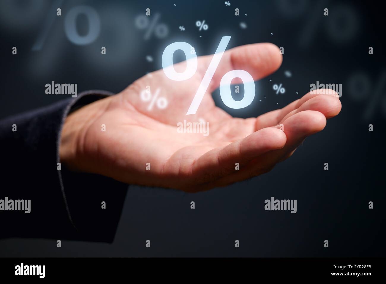 Concetto di tasso di interesse, dividendo e sconto. Primo piano della mano maschile con il simbolo di percentuale. Messa a fuoco selettiva Foto Stock