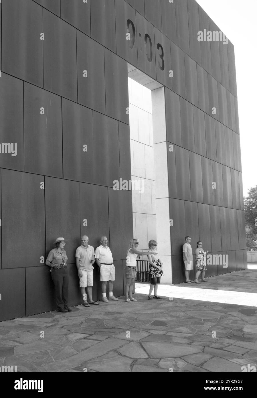 Turisti che visitano l'Oklahoma City National Memorial a Oklahoma City, Oklahoma, USA, riflettendo sul tributo alle vittime degli attentati del 1995. Foto Stock