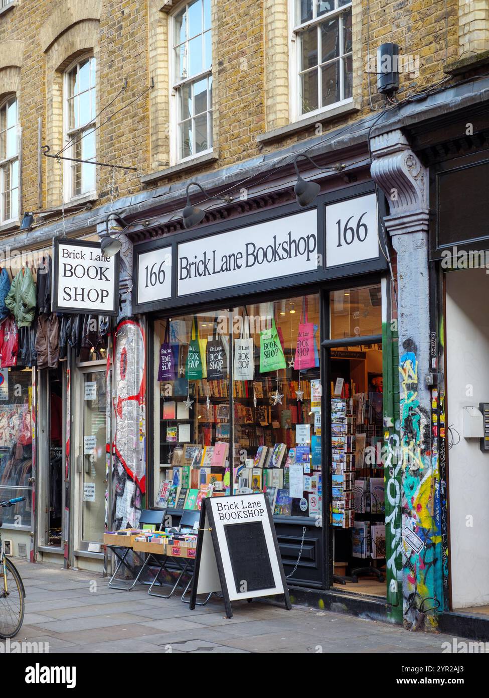 Brick Lane Bookshop in Brick Lane, East End, Londra, Regno Unito Foto Stock