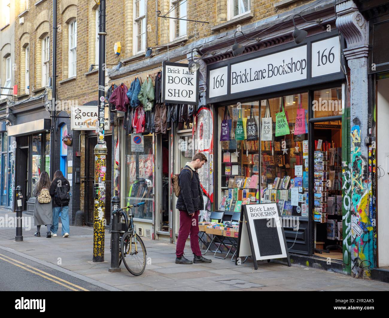 Brick Lane Bookshop in Brick Lane, East End, Londra, Regno Unito Foto Stock