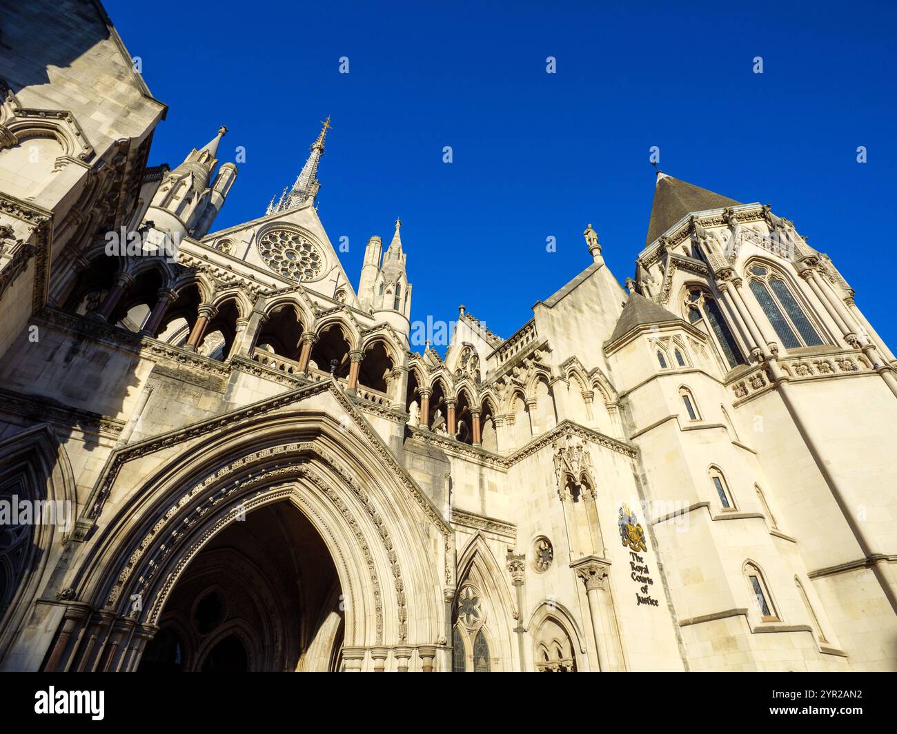 La Royal Courts of Justice o Law Courts che ospita l'High Court, Westminster, Londra, Regno Unito Foto Stock