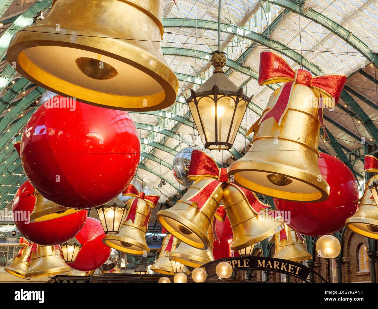Covent Garden con decorazioni natalizie, Londra, Regno Unito Foto Stock