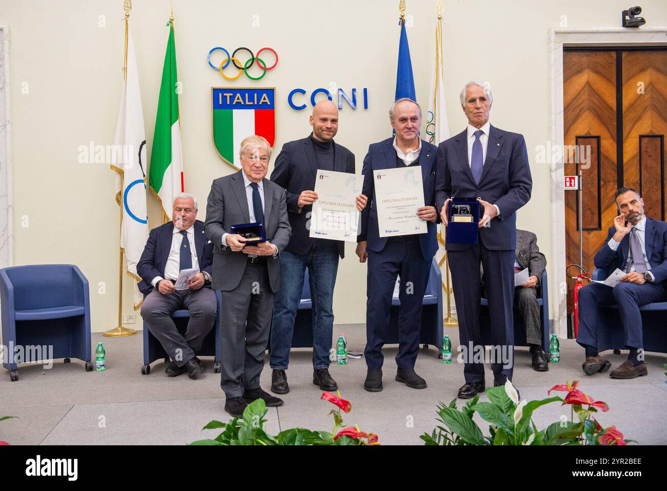 Premi coni - Concorso letterario - Concorso Nazionale per il racconto sportivo e premi coni - USSI 2024, nel Salone d'Onore al coni. Nella foto Paolo Garimberti, Adam Smulevich e Massimiliano Castellani, Giovanni Malagò . Lunedì 2 dicembre 2024 (foto Valentina Stefanelli/LaPresse) premi coni - Concorso letterario - Concorso Nazionale storia sportiva e premi coni - USSI 2024, nella sala d'Onore del coni. Nella foto Paolo Garimberti, Adam Smulevich e Massimiliano Castellani, Giovanni Malagò. Lunedì 2 dicembre 2024 (foto Valentina Stefanelli/LaPresse) Foto Stock