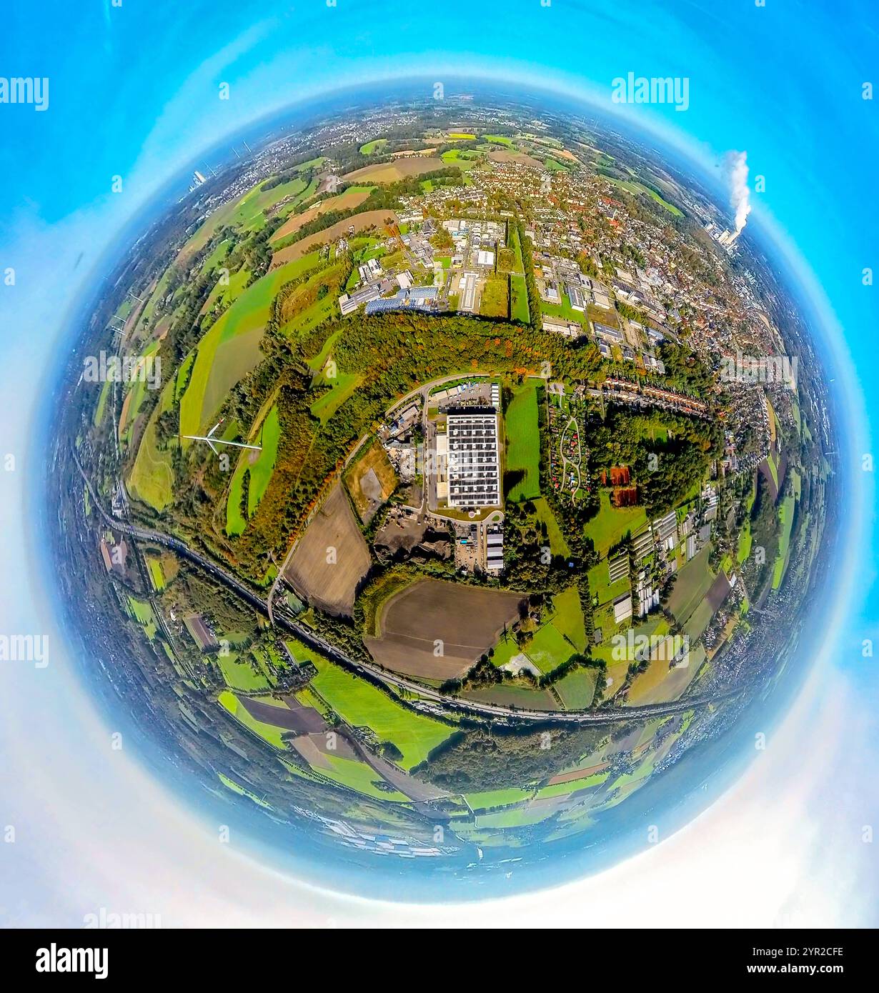 Luftbild, Logistik-Hallen Neubau mit Solardach im Gewerbegebiet alte Herrenthey, oben Gewerbegebiet Königsheide, Erdkugel, Fisheye Aufnahme, Fischaugen Aufnahme, 360 Grad Aufnahme, piccolo mondo, piccolo pianeta, Fisheye Bild, Brambauer, Lünen, Ruhrgebiet, Nordrhein-Westfalen, Deutschland ACHTUNGxMINDESTHONORARx60xEURO *** Vista aerea, nuova costruzione di capannoni logistici con tetto solare nella zona industriale alte Herrenthey, sopra la zona industriale di Königsheide, globo, immagine fisheye, immagine a 360 gradi, mondo minuscolo, piccolo pianeta, immagine fisheye, Brambauer, Lünen, zona della Ruhr, Renania settentrionale-Vestfalia, Germa Foto Stock