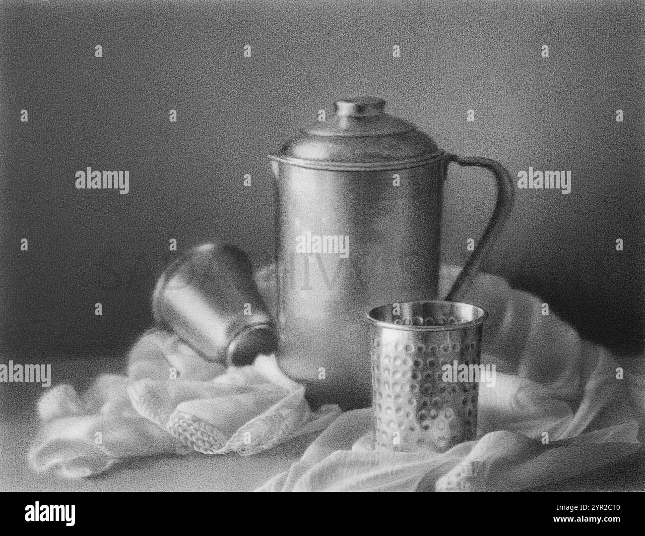 Un disegno a matita dettagliato che mostra una teiera metallica, una tazza martellata e un bicchiere in acciaio inossidabile appoggiato su un panno morbido e ruvido. Foto Stock