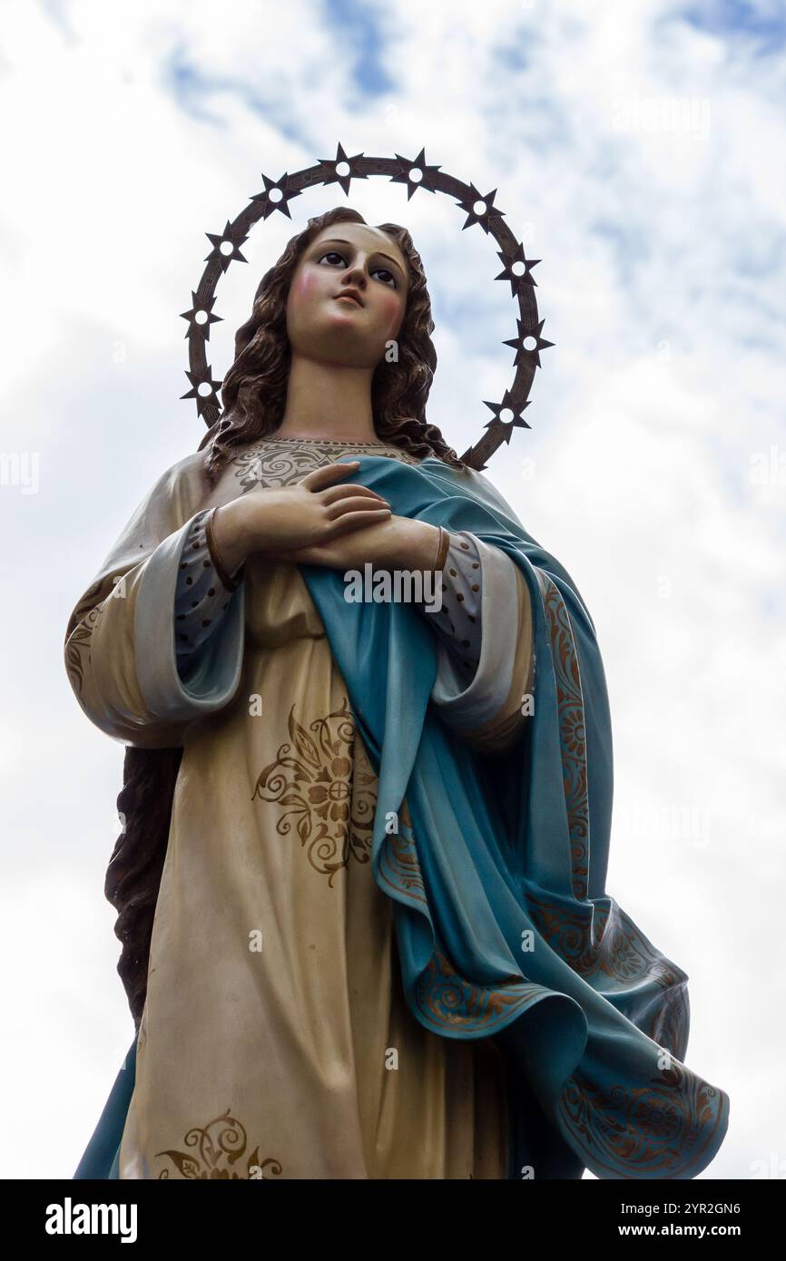 Cospicua, Malta - 1 dicembre 2024. Statua della Vergine Maria contro un cielo nuvoloso catturata in Low Angle View Foto Stock