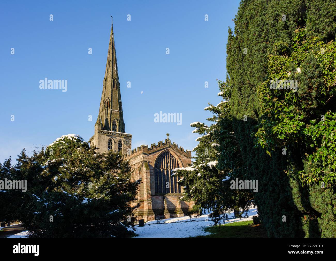 St Oswald's Church dopo una caduta di neve, Ashbourne, Derbyshire Foto Stock