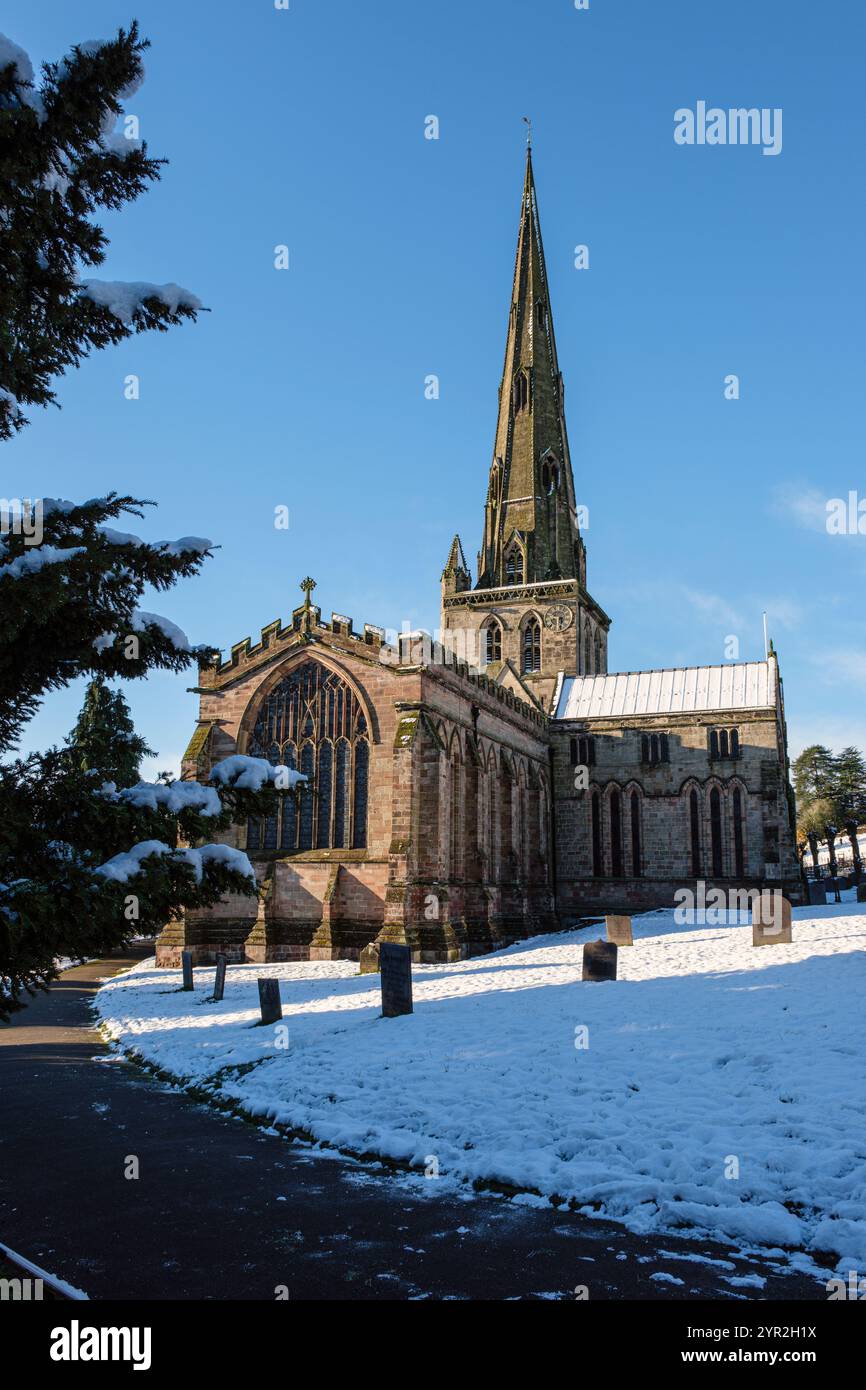 St Oswald's Church dopo una caduta di neve, Ashbourne, Derbyshire Foto Stock