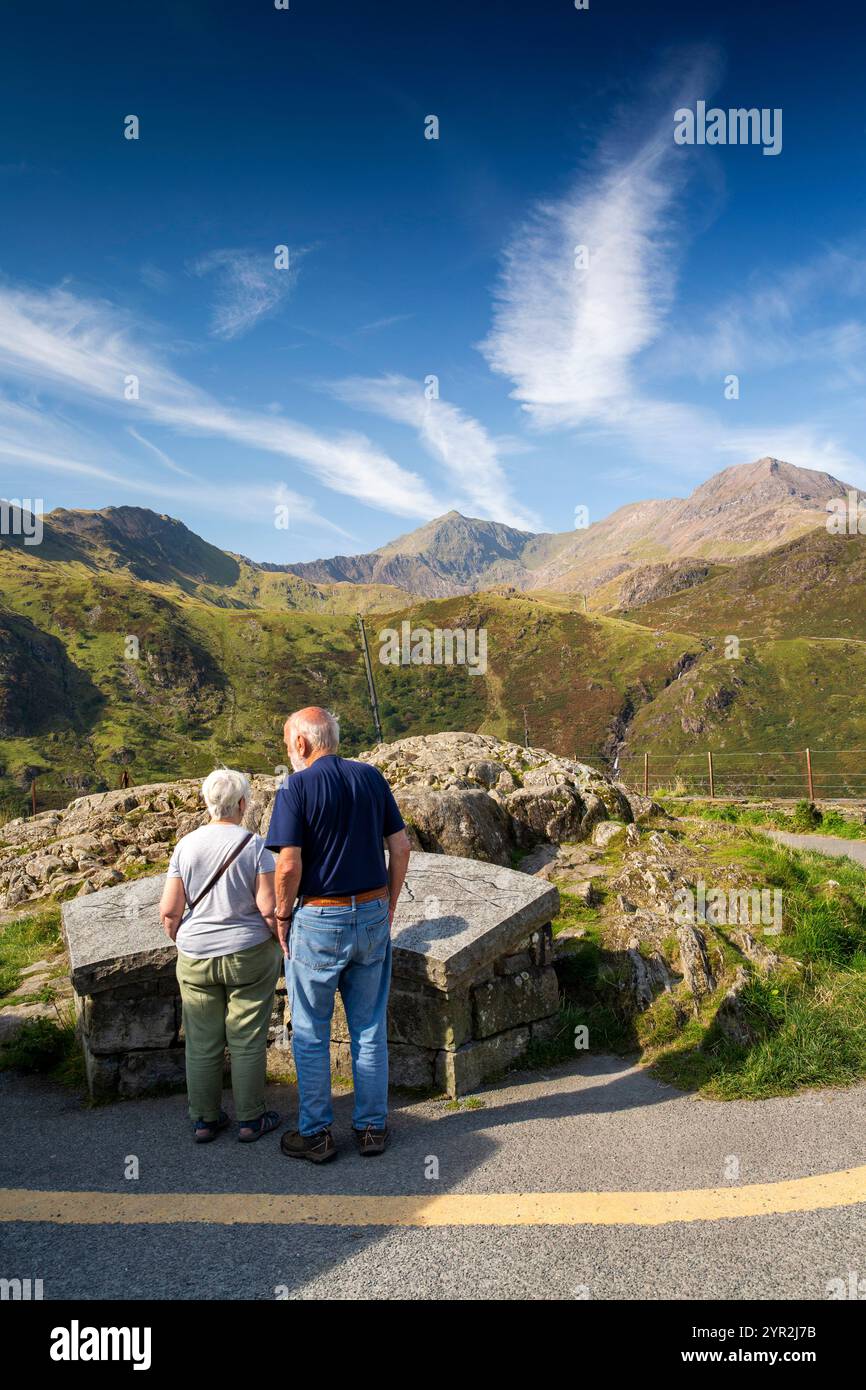 Regno Unito, Galles, Gwynedd, Snowdonia, turisti al punto panoramico di Snowdon sopra Ceunant Mawr e Glaslyn Valley Foto Stock