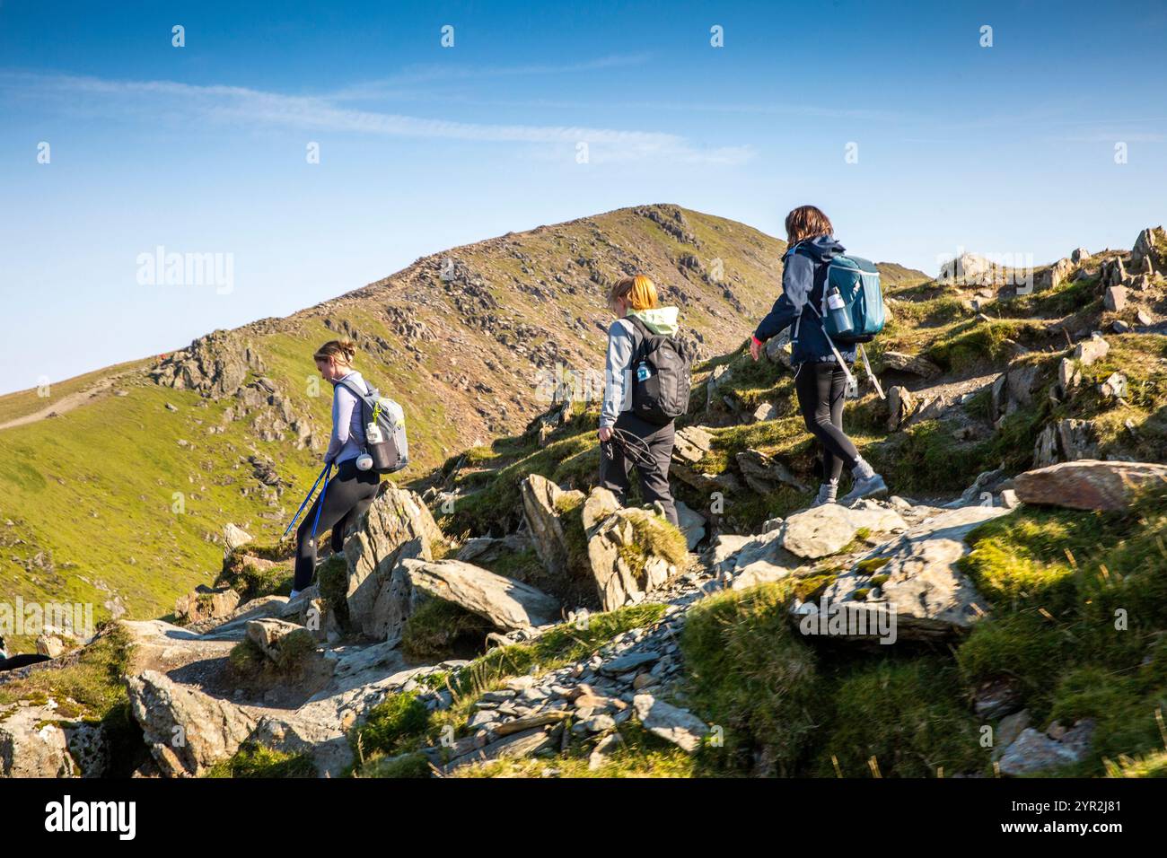 Regno Unito, Galles, Gwynedd, Snowdonia, Mount Snowdon giovani camminatrici che scendono dal Llanberis Path dalla cima Foto Stock