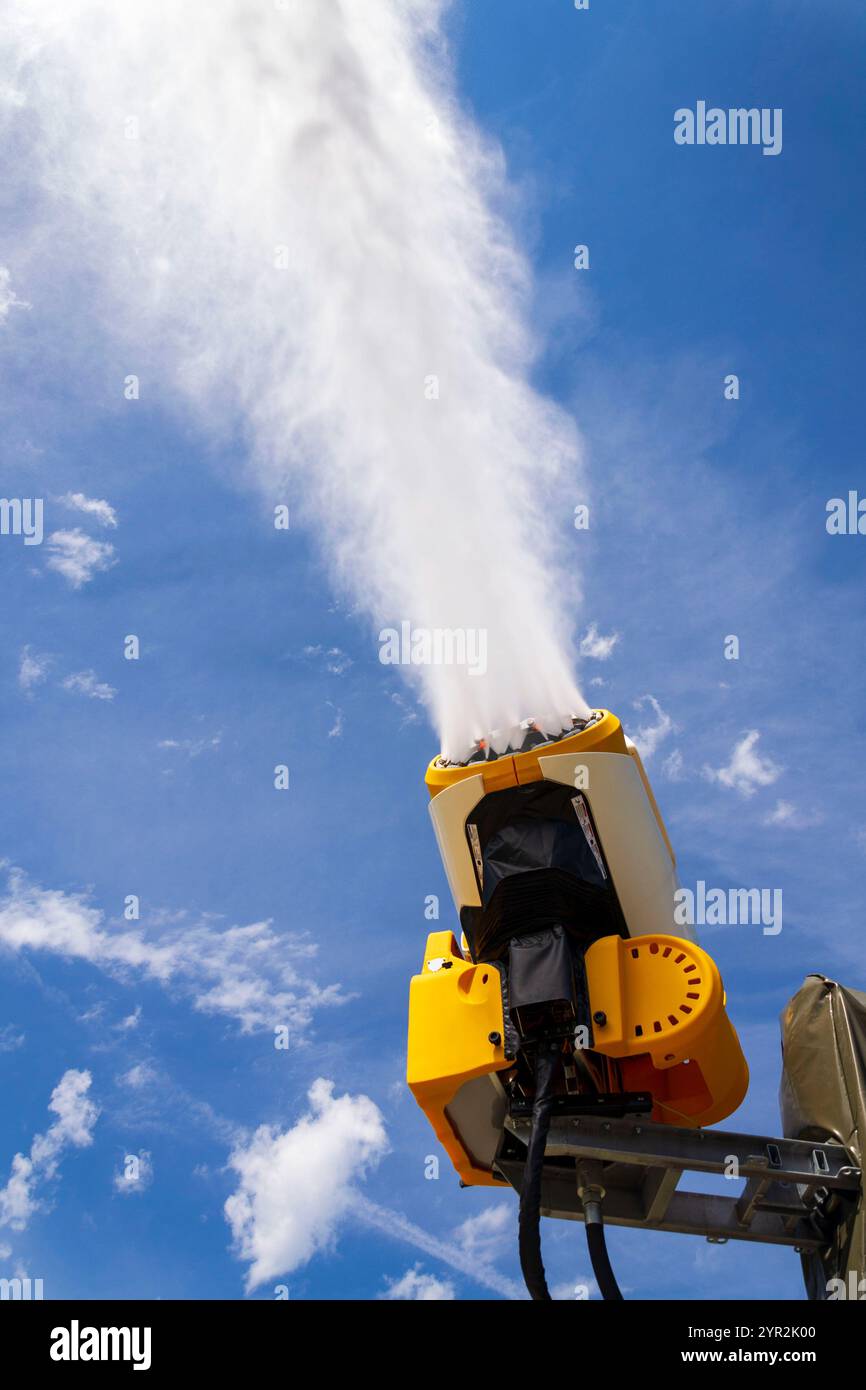 Macchine per la produzione di neve in pendenza nelle giornate di sole, cannoni da neve, pistola da neve Foto Stock