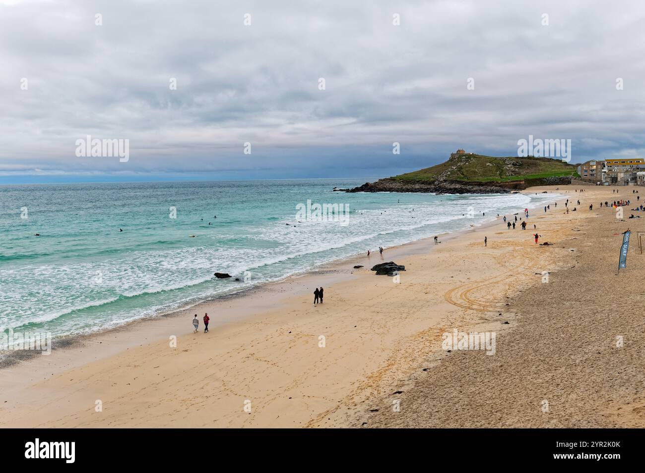 Spiaggia di Porthmeor al crepuscolo in una giornata autunnale con alcuni surfisti duri nel mare St Ives Cornovaglia Inghilterra Foto Stock