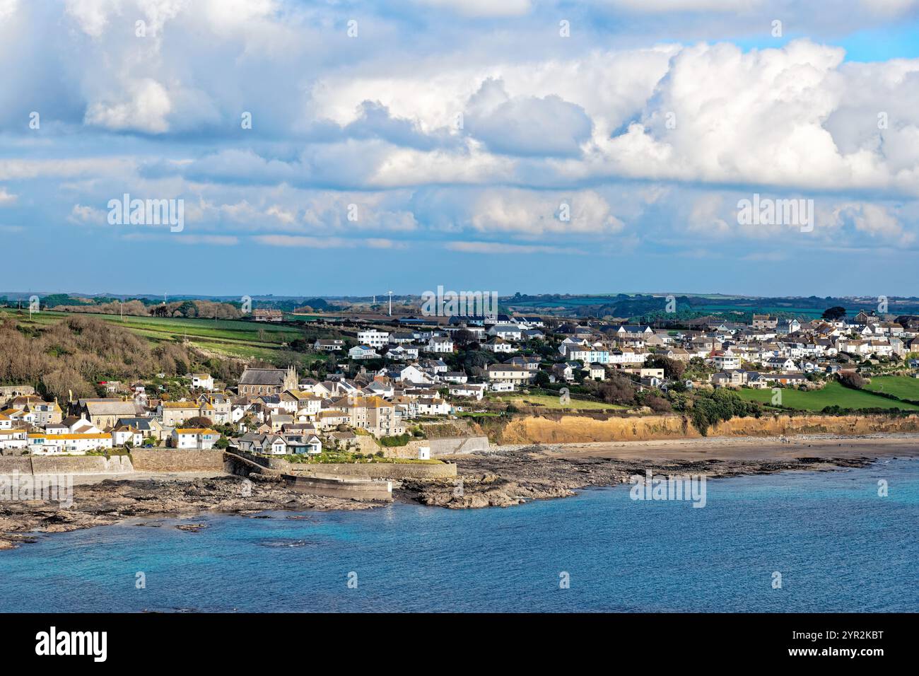 Il villaggio cornico di Marazion visto dal mare in un giorno autunnale di sole Cornovaglia Inghilterra Regno Unito Foto Stock